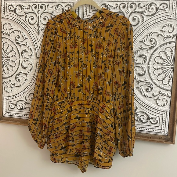 Worn once! Excellent condition! //Vici Floral Romper\\ - Picture 2 of 4